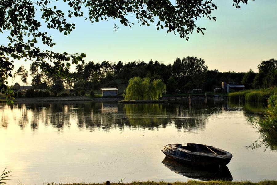łódź siedząca na środku jeziora w obiekcie Agrowczasy Nad Stawem w mieście Gartatowice