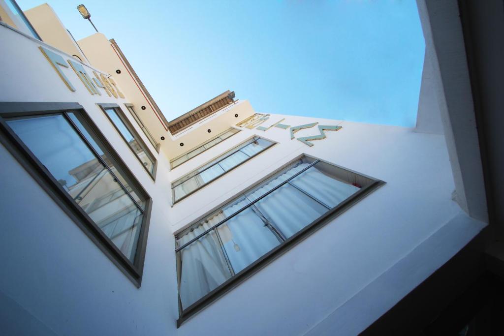 un edificio con dos ventanas laterales en Hotel B´liam en Tumbes