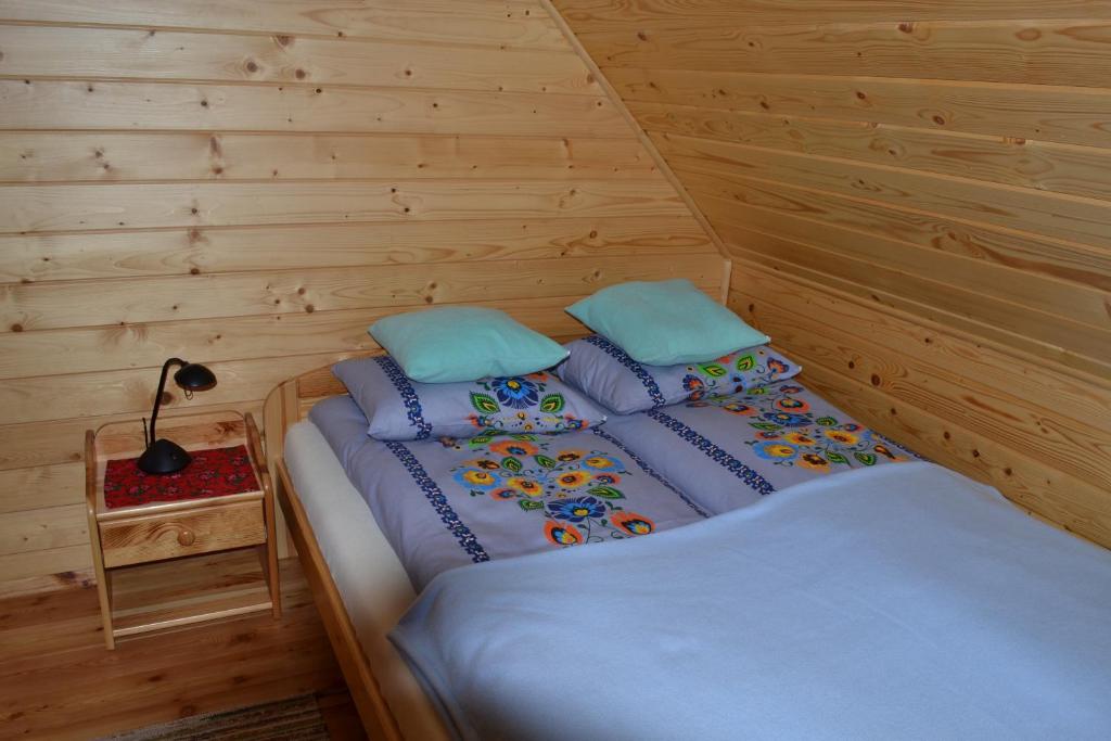 Una cama o camas en una habitación de Domek na Górkach