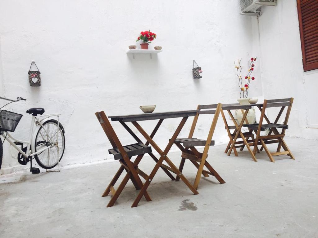パレルモにあるAl Cortilettoの木製テーブル、椅子2脚、自転車