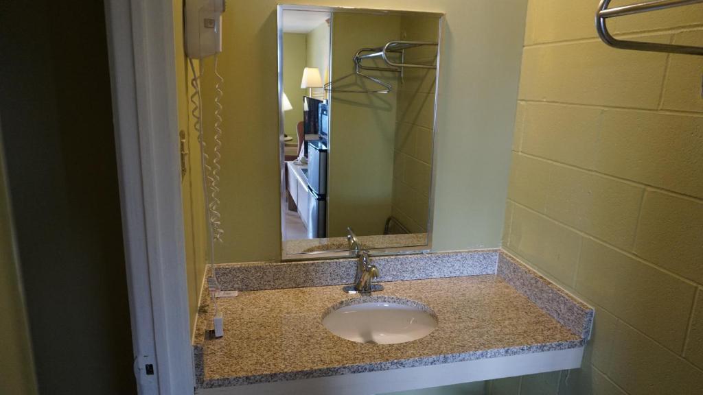 Super 7 Inn - Quarto Queen
