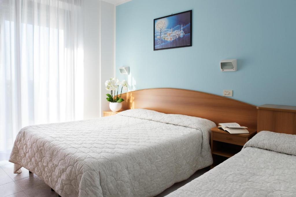 Postel nebo postele na pokoji v ubytování Hotel Emilia