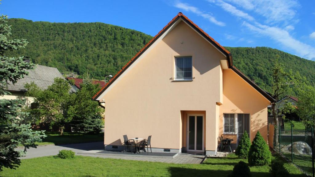 Nespecifikovaný výhled na hory nebo výhled na hory při pohledu z penzionu