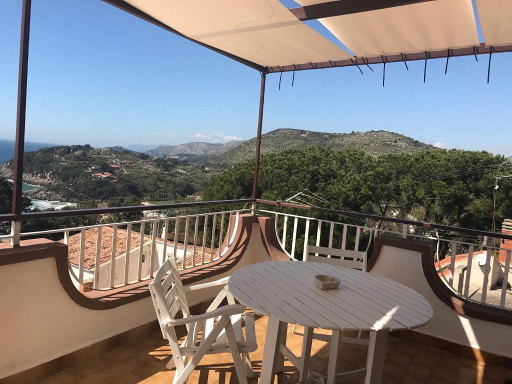 ガエータにあるLa Terrazza Sul Mareの景色を望むバルコニー(テーブル、椅子付)
