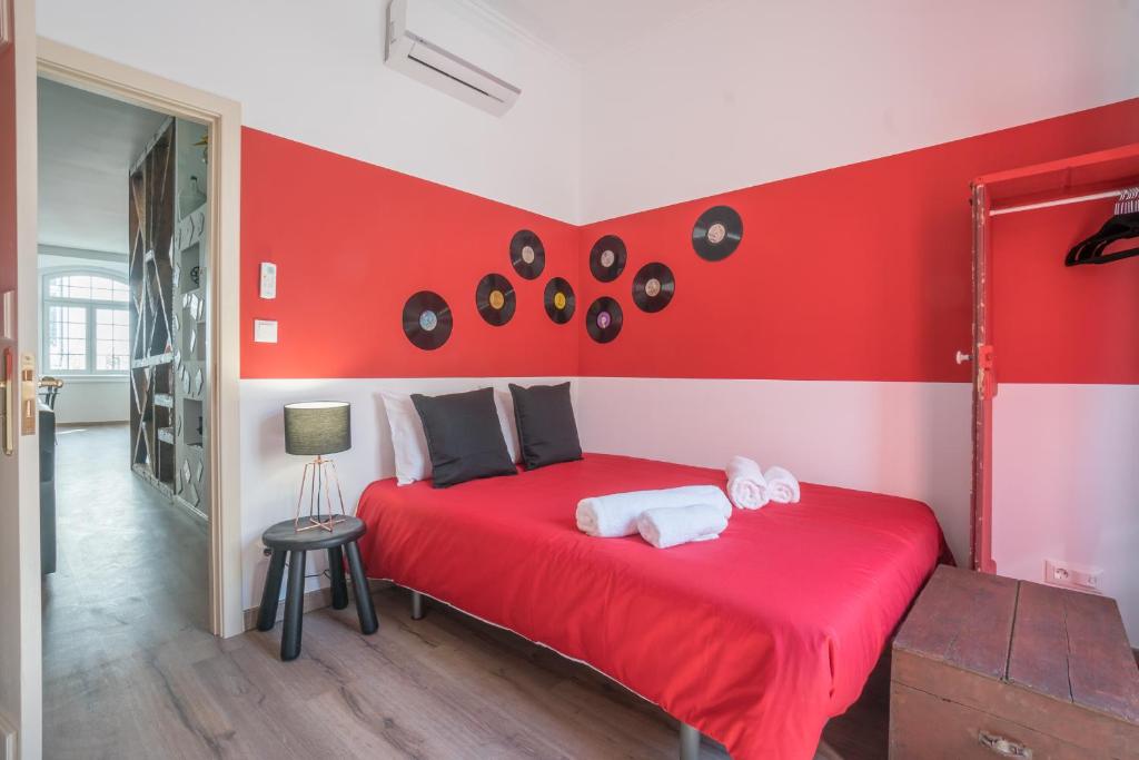 リスボンにあるCais do Sodre - nearby Pink Street, Time Out Market by LD Apartmentsの赤い壁のベッド付き赤い部屋