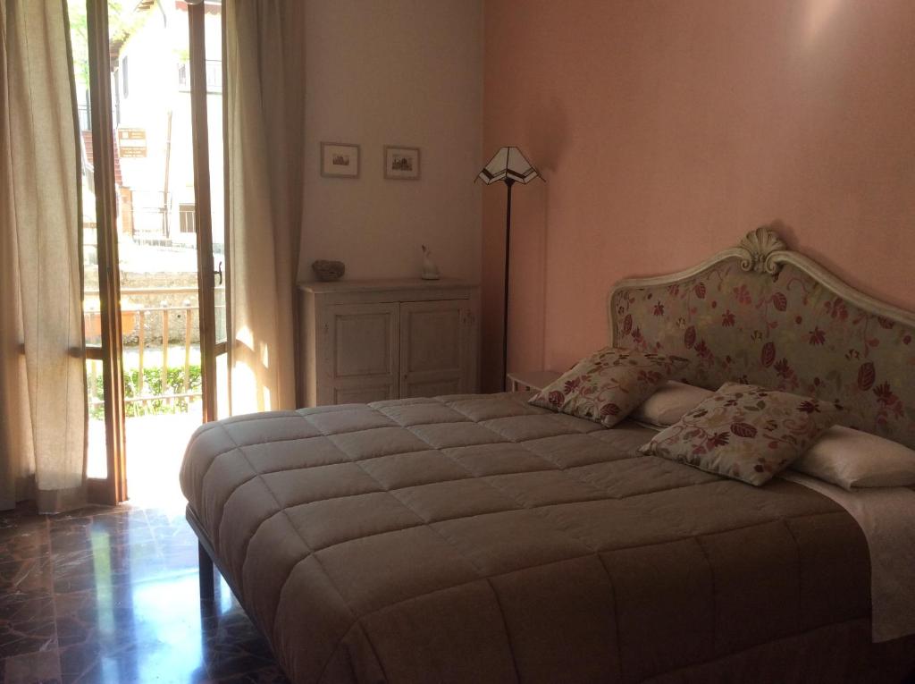 Un pat sau paturi într-o cameră la Intorno Firenze B&B