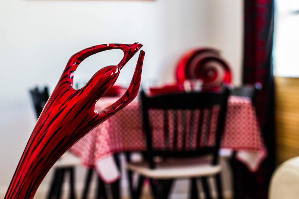 une chaise rouge devant une table rouge dans l'établissement Tower View Apartment, à Cushendall