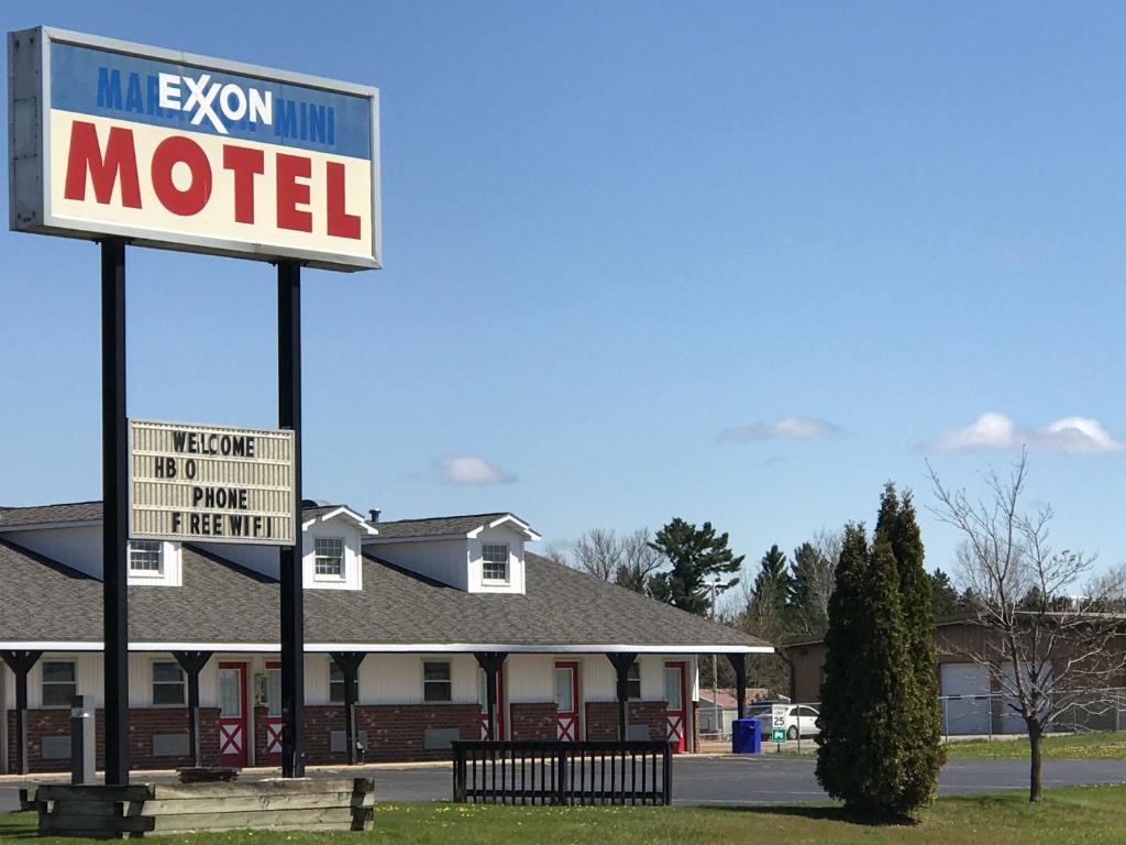 un cartello di un motel di fronte a una casa di Exxon Quik Stop & Motel a Wausaukee