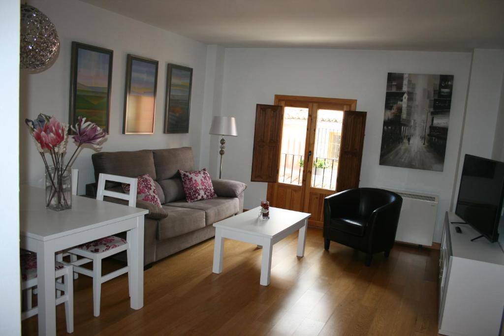 sala de estar con sofá y mesa en Apartamento FLAMANTE 1, en Cuenca
