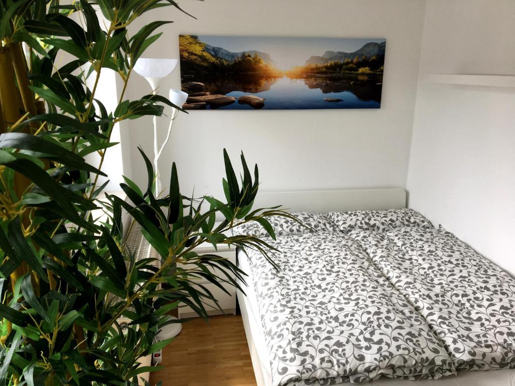 1 dormitorio con 1 cama y una foto en la pared en Apartment Downtown, en Regensburg