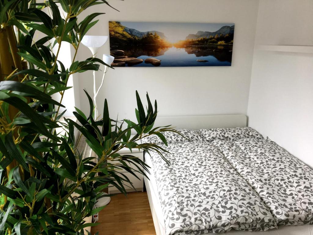 - une chambre avec un lit et une photo sur le mur dans l'établissement Apartment Downtown, à Ratisbonne