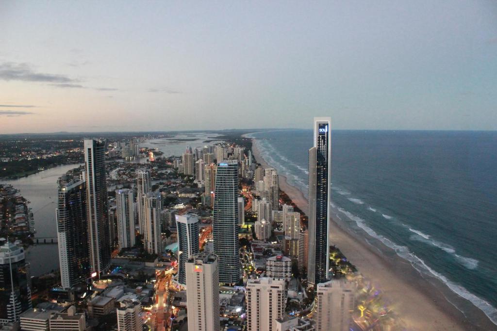 een luchtzicht op een stad en de oceaan bij Soul on the Esplanade - HR Surfers Paradise in Gold Coast