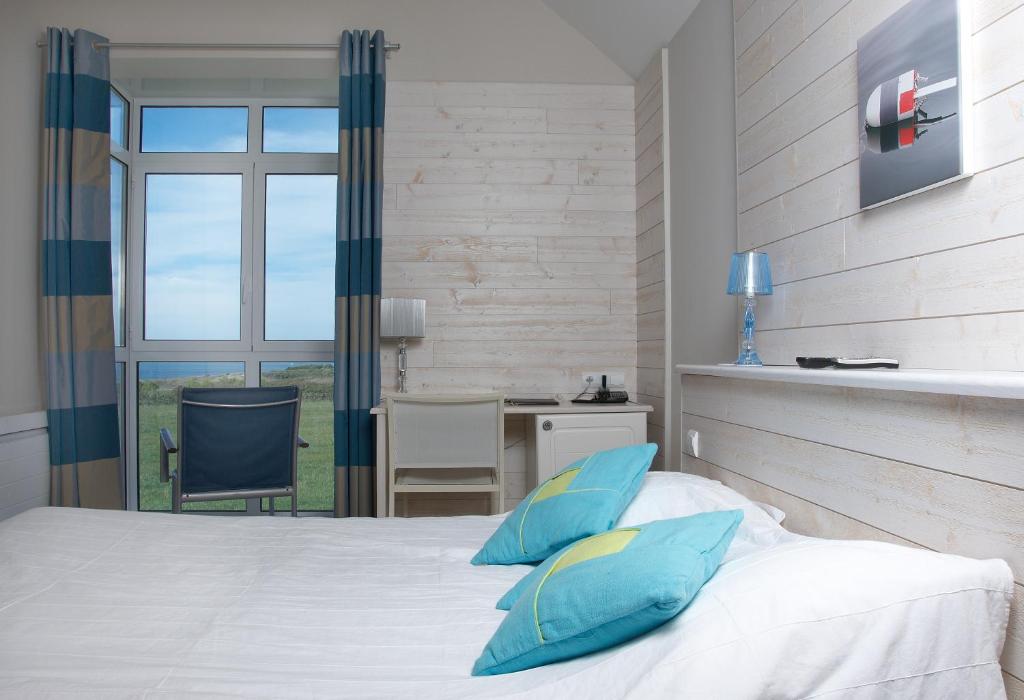 Postel nebo postele na pokoji v ubytování Logis Hôtel Vent d'Iroise