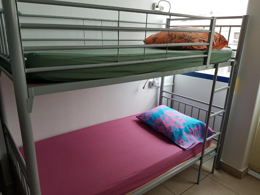Postel nebo postele na pokoji v ubytování Mahana Lodge Hostel & Backpacker