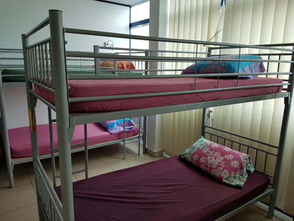 Postel nebo postele na pokoji v ubytování Mahana Lodge Hostel & Backpacker