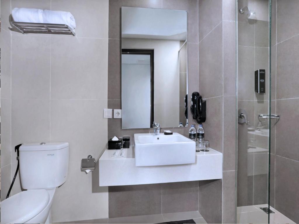Koupelna v ubytování Hotel Neo Gajah Mada Pontianak by ASTON