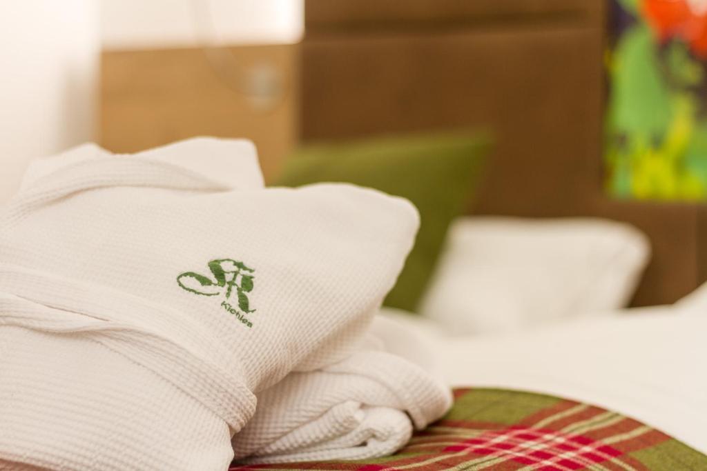 Postel nebo postele na pokoji v ubytování Kienle - das Kräuterhotel