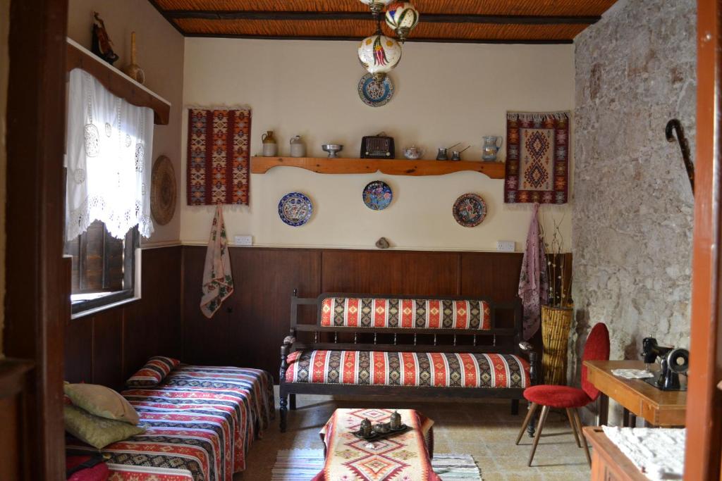 Posezení v ubytování Mystery Garden Guest House