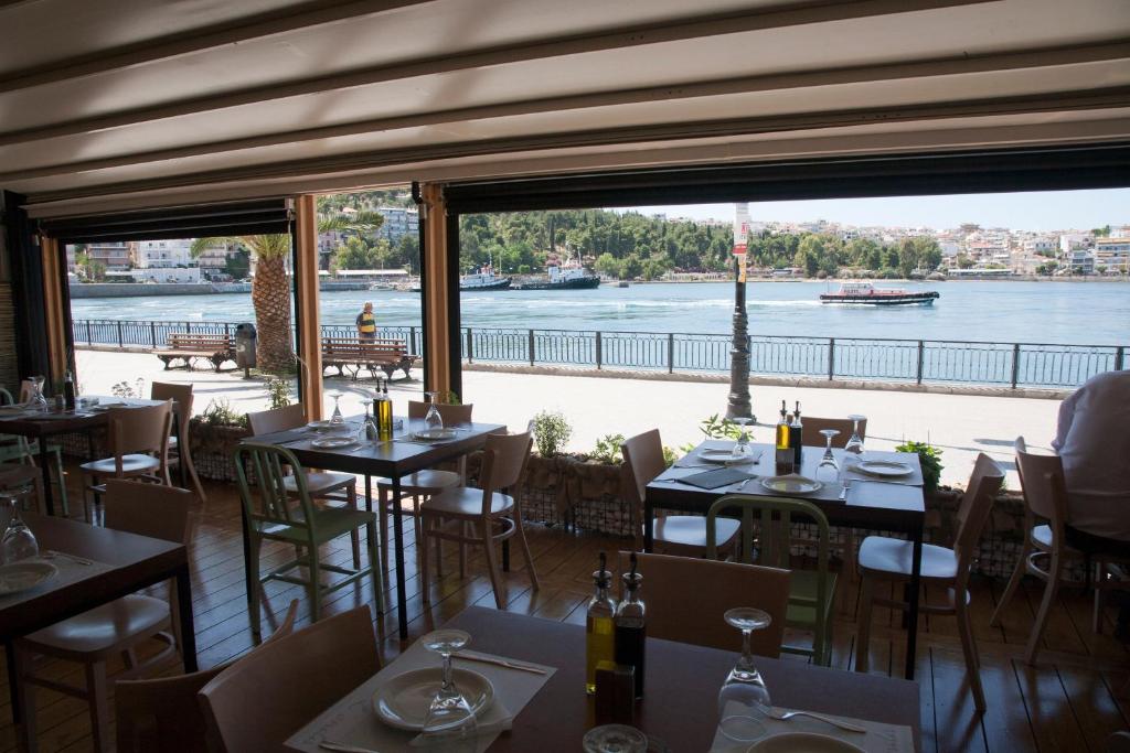 Výhled na řeku, která protéká v blízkosti hotelu