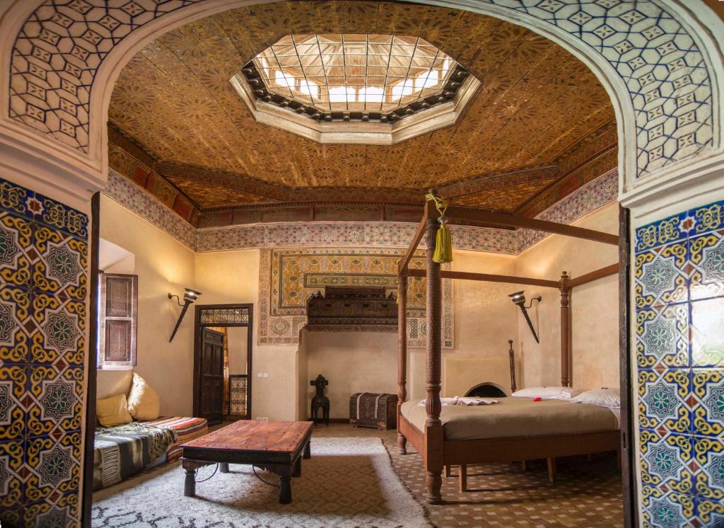 a room with a bed and a table in it at Riad Bamileke in Marrakech