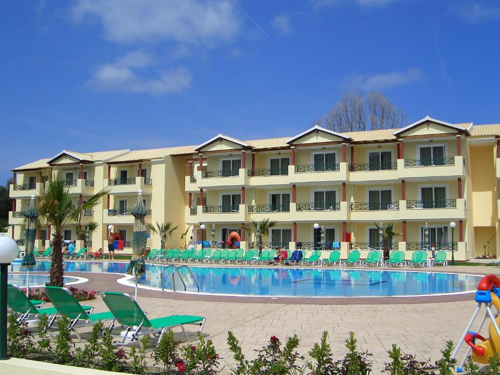 Bazén v ubytování DAMIA HOTEL Apts nebo v jeho okolí