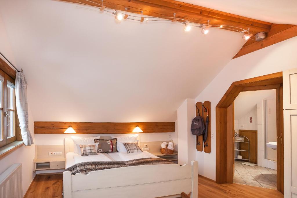 Postel nebo postele na pokoji v ubytování Hotel Bad Rain mit Oberstaufen PlusGolf
