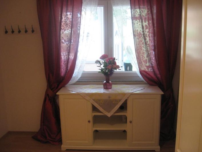 okno z wazą kwiatów na stole w obiekcie Apartment Beni w Medulinie