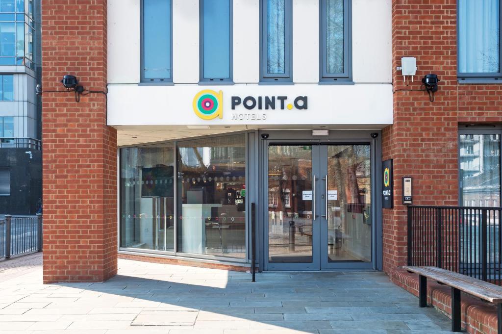 a front door of a point a store w obiekcie Point A Hotel London Canary Wharf w Londynie