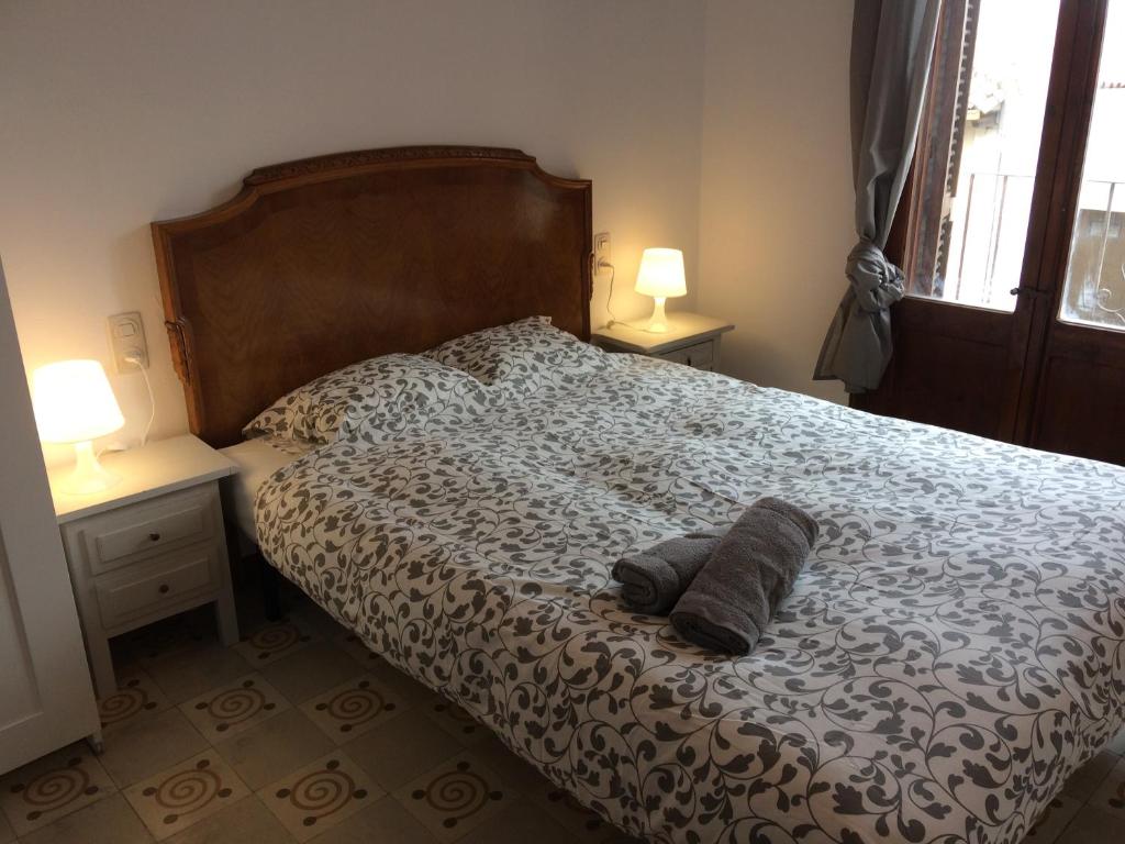 カステルフォリット・デ・ラ・ロカにあるCal Mestreのベッドルーム1室(枕2つ付)