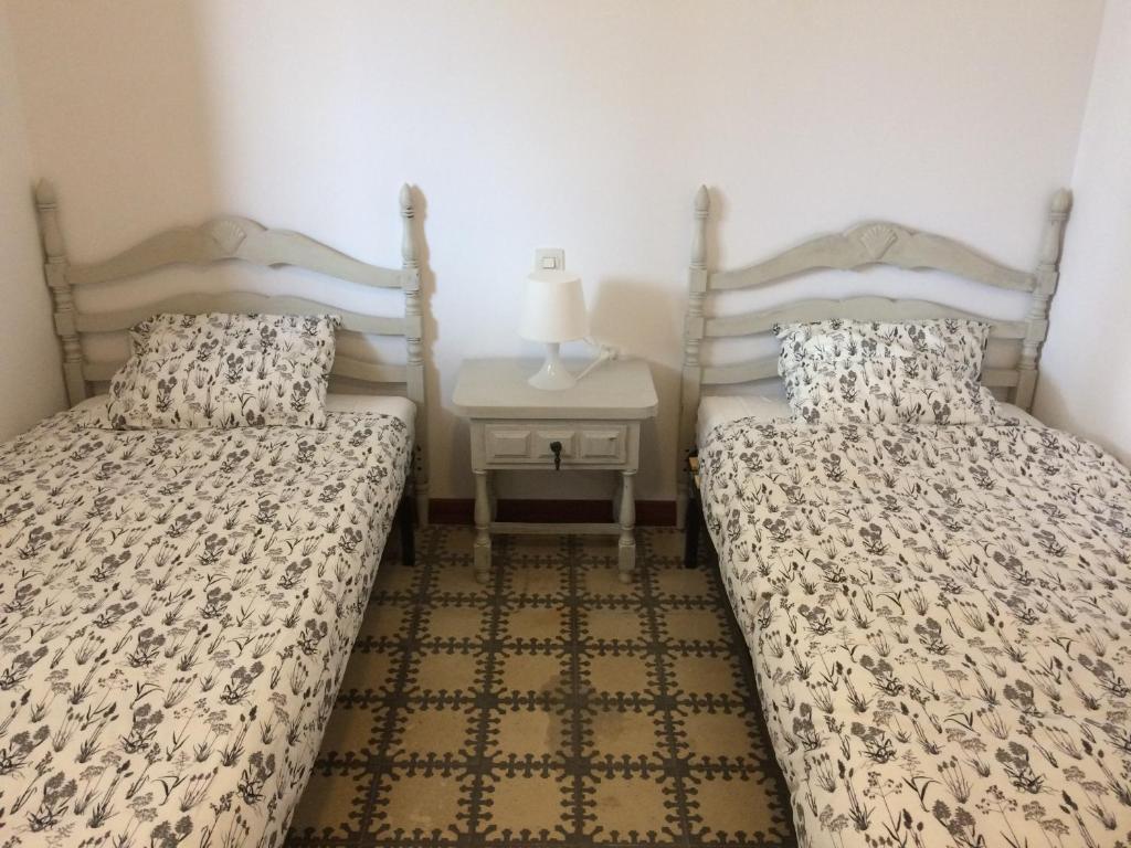 dos camas sentadas una al lado de la otra en un dormitorio en Cal Mestre, en Castellfollit de la Roca