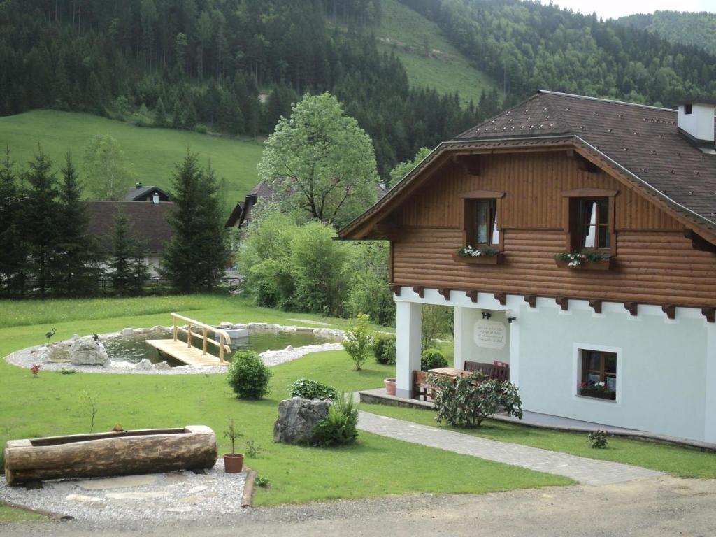 a house in a field with a hill in the background at Oberbach in Strohmarkt