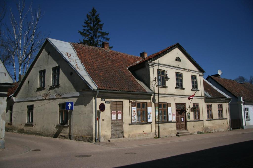 stary budynek siedzący po stronie ulicy w obiekcie Lība Apartments w mieście Kuldīga