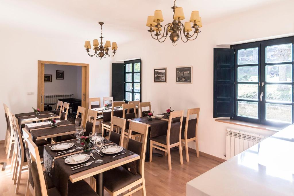 Reštaurácia alebo iné gastronomické zariadenie v ubytovaní Hotel Pazo de Berbetoros