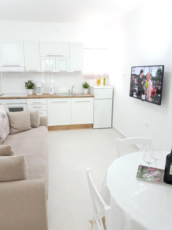 Kuchyň nebo kuchyňský kout v ubytování Apartmani Luka & Iva