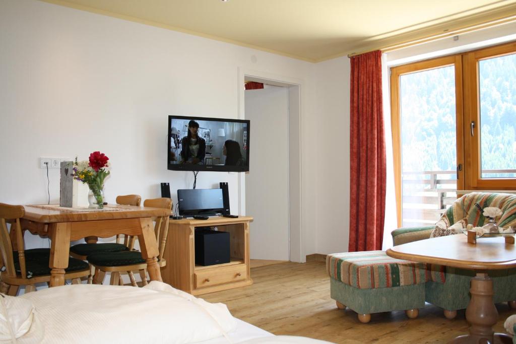 Televízia a/alebo spoločenská miestnosť v ubytovaní Sporthotel Walliser