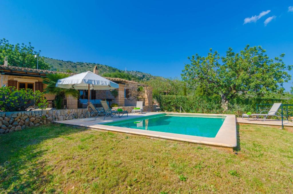 ein Swimmingpool im Hof eines Hauses in der Unterkunft Son Barbot (Can Robi Nou) in Sant Llorenç des Cardassar