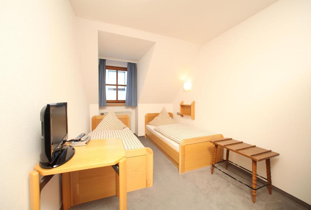 Postel nebo postele na pokoji v ubytování Hotel-Landgasthof Schuster