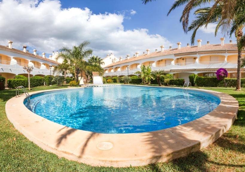 a large swimming pool in front of a building at Apartamento Esmeralda VyB in Denia