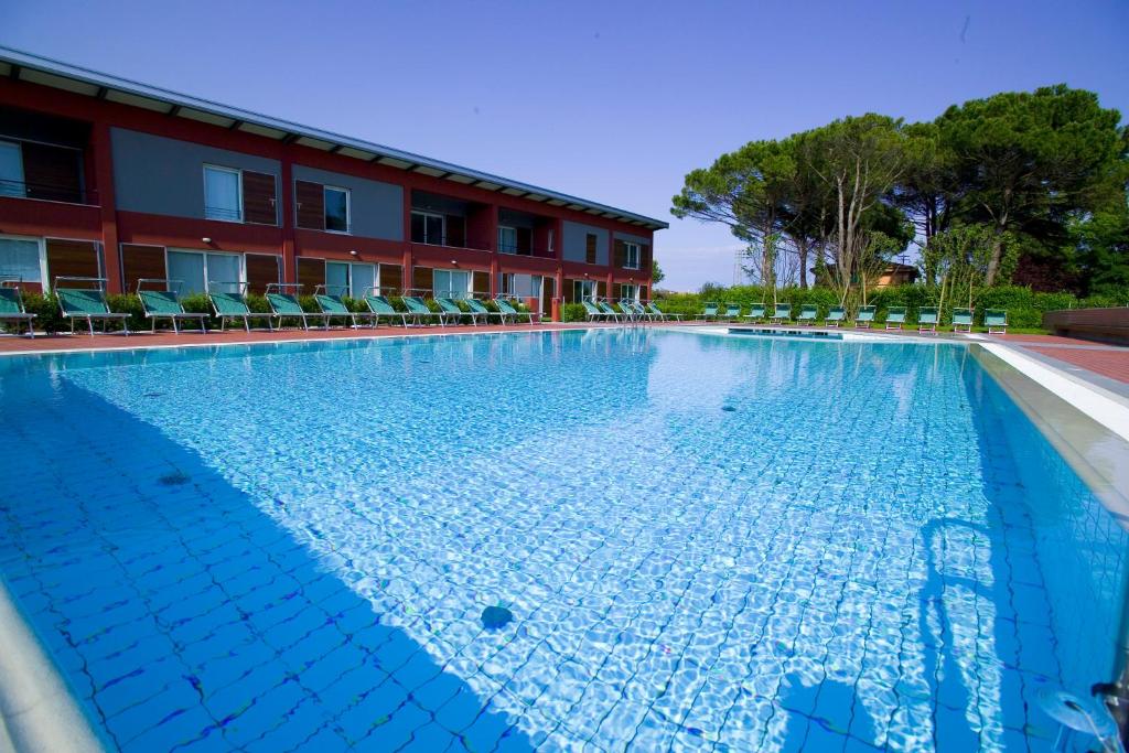 a large swimming pool in front of a hotel at Agriturismo Ca' Tron in Cortellazzo