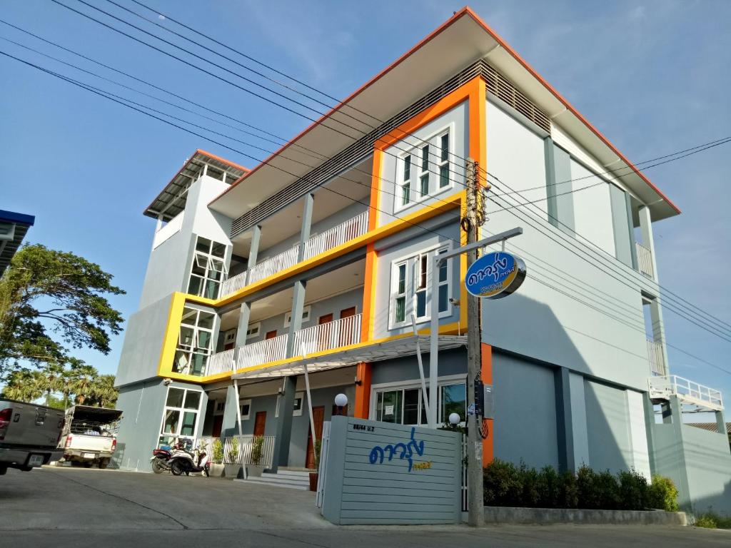 budynek z znakiem przed nim w obiekcie Dowrung Place w mieście Phetchaburi