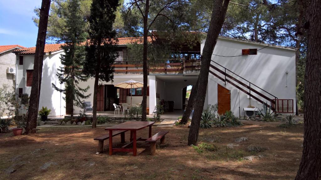 ein Haus mit einem Picknicktisch davor in der Unterkunft Apartments Vera - Mirca in Mirce