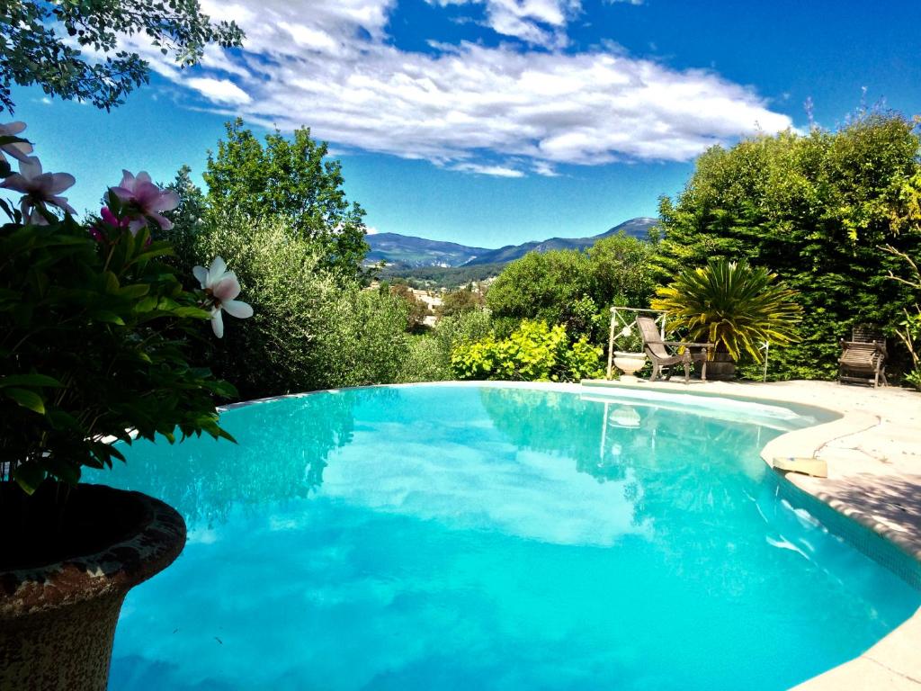 サン・ポール・ド・ヴァンスにあるMaison Saint Paul avec piscineの山々を背景にした青い大型スイミングプール