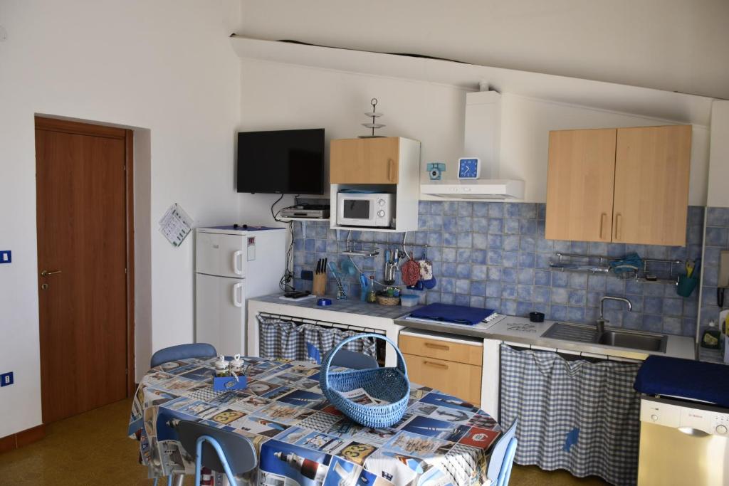 una cocina con mesa y mantel. en Villa Arancio Giorgio, en Cala Liberotto