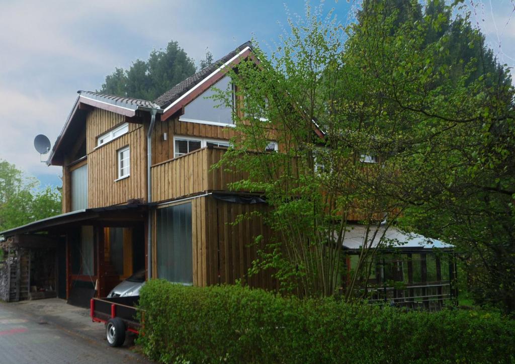 ein Haus mit einem davor geparkt in der Unterkunft Ferienhaus Gartenblick in Dierdorf