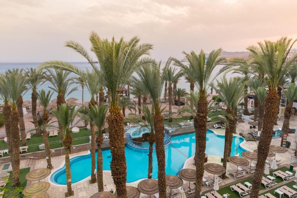 una vista aérea de un complejo con palmeras y piscina en Leonardo Plaza Hotel Eilat, en Eilat