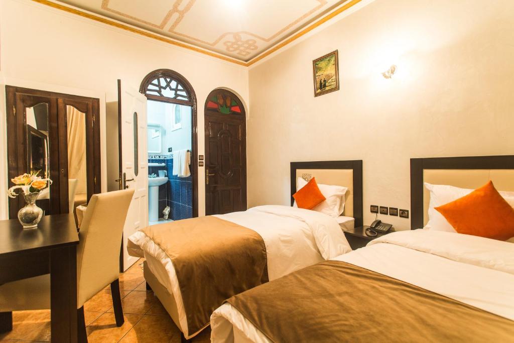 Postel nebo postele na pokoji v ubytování Hotel Borj Mogador