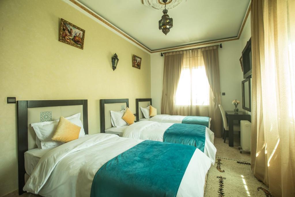 Postel nebo postele na pokoji v ubytování Hotel Borj Mogador