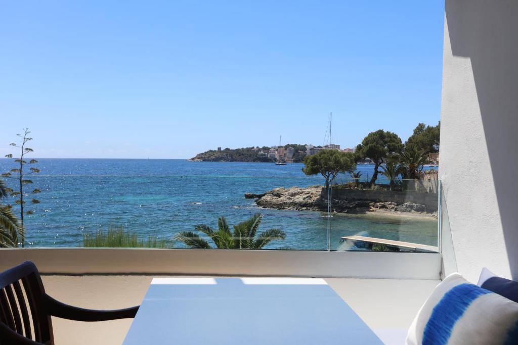 einen Balkon mit Meerblick in der Unterkunft Son Caliu Apartamentos in Palmanova