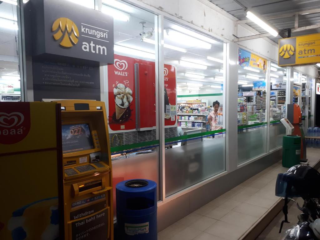 Supermarket nebo jiné obchody v  rezortu nebo okolí