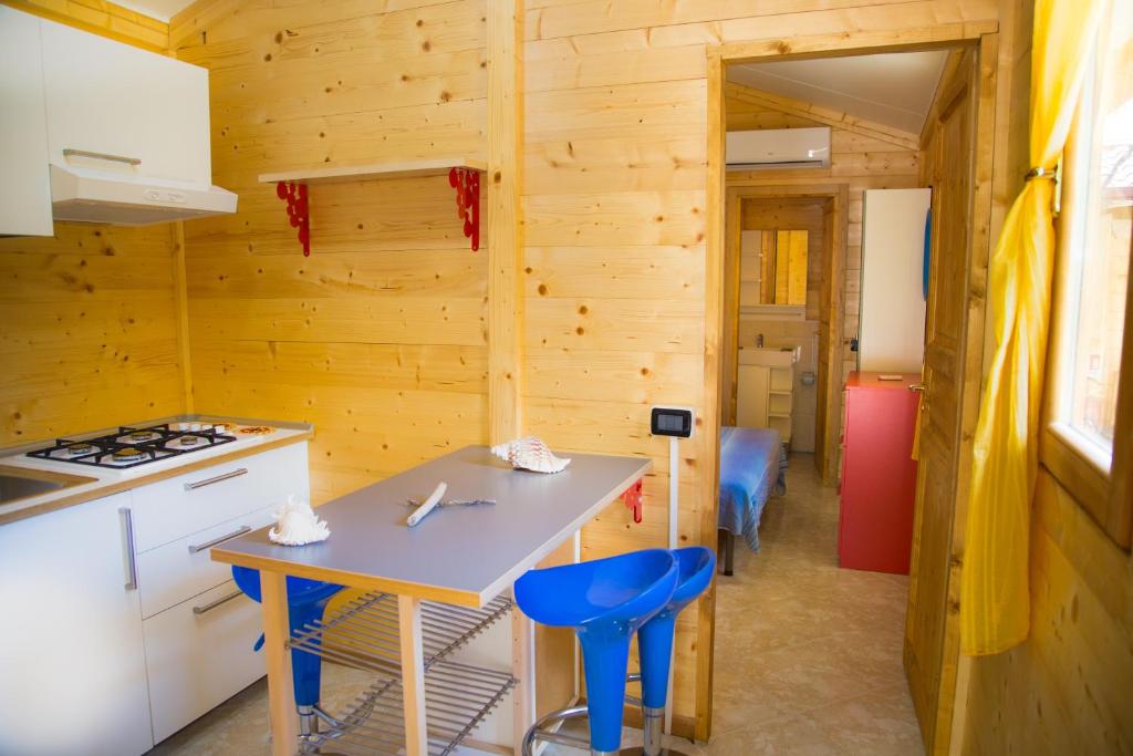 Kuchyň nebo kuchyňský kout v ubytování Elbadoc Camping Village